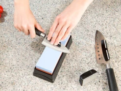 Rosenstein & Söhne Messerschärfer Stein:Schleifstein-Set, 2 Doppel-Schleifsteine, Winkelhilfe, Halter, Glätter -Einrichtungsgeschäft nx6318 6